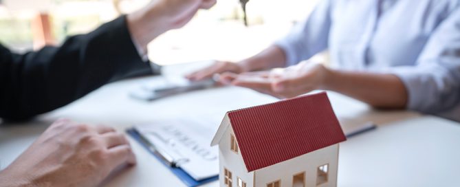 agente-immobiliare-presenta-un-mutuo-per-la-casa-e-consegna-le-chiavi